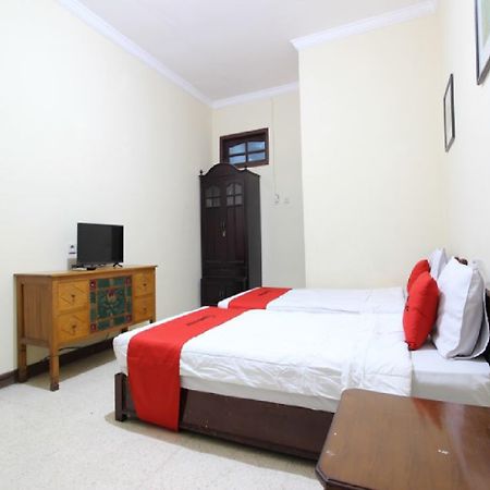 Hotel Reddoorz @ Mantrijeron 2 à Yogyakarta Extérieur photo
