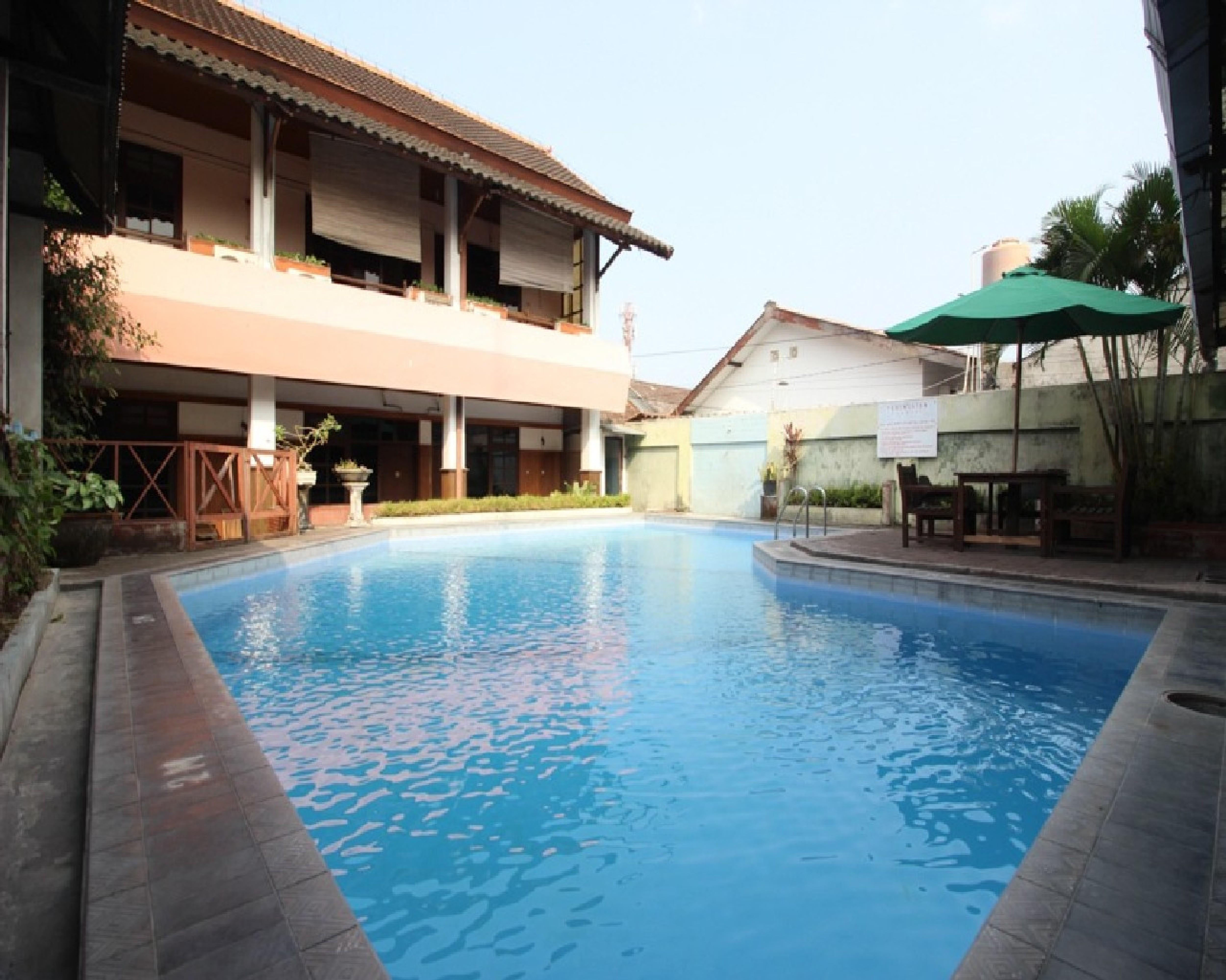 Hotel Reddoorz @ Mantrijeron 2 à Yogyakarta Extérieur photo