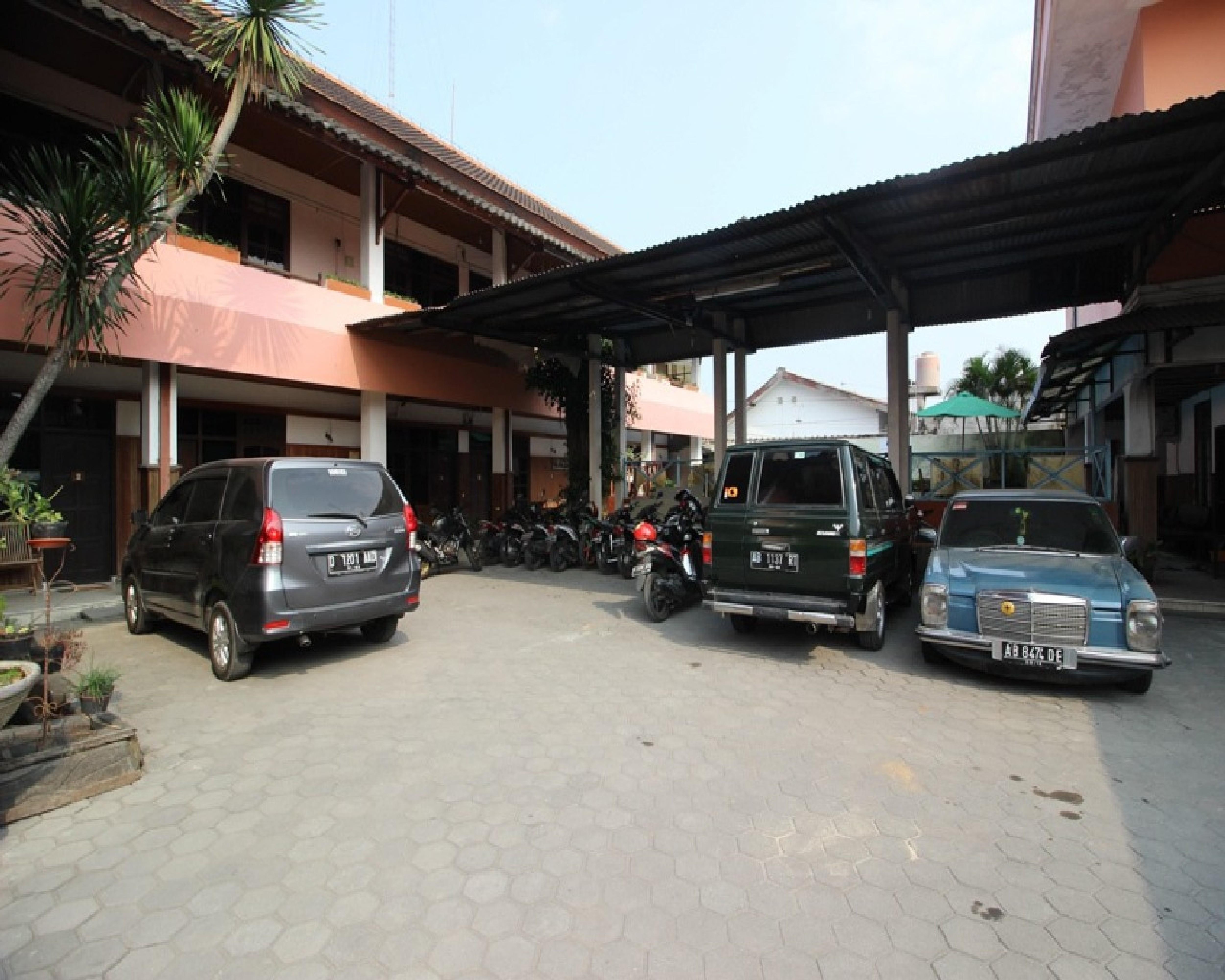 Hotel Reddoorz @ Mantrijeron 2 à Yogyakarta Extérieur photo