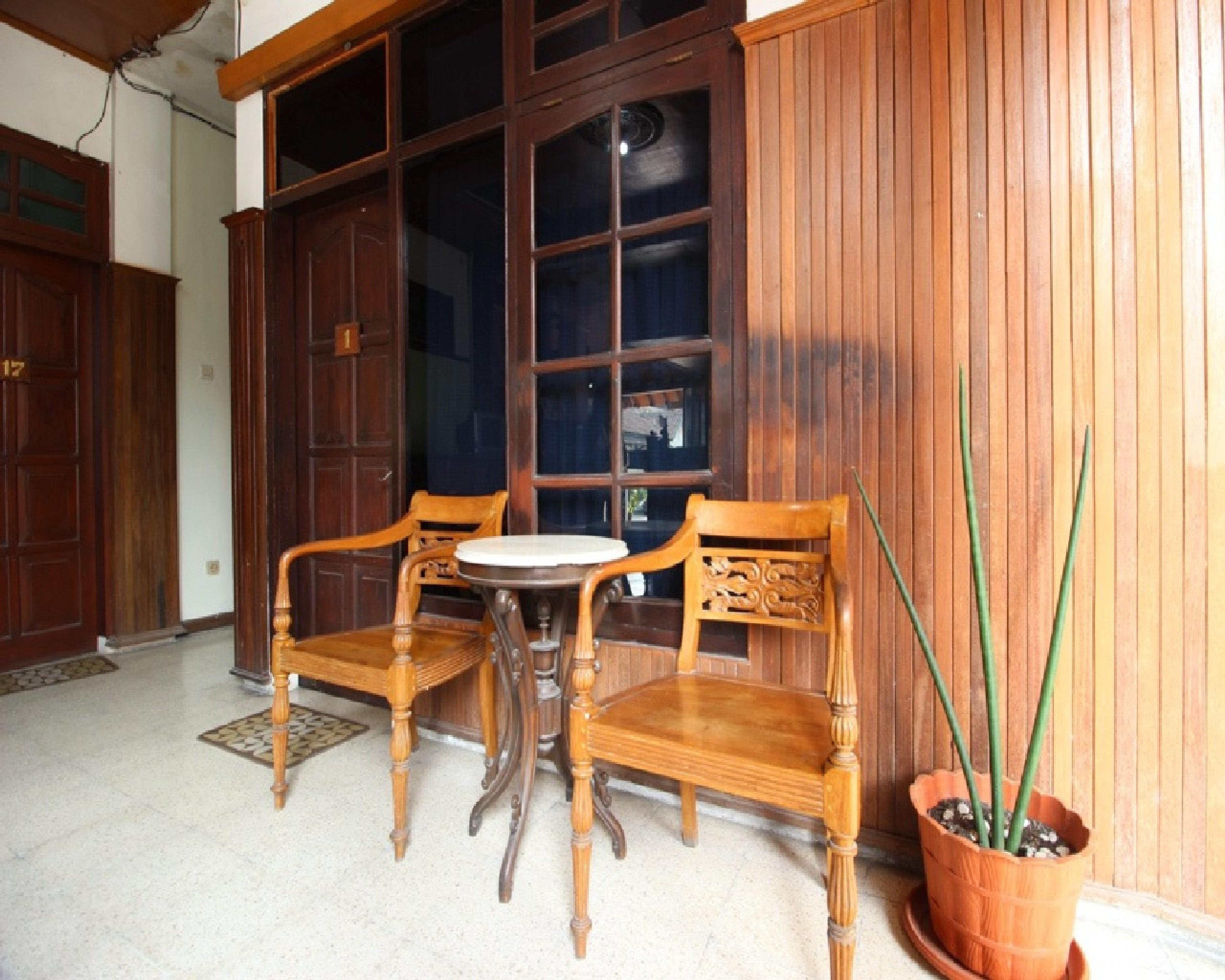 Hotel Reddoorz @ Mantrijeron 2 à Yogyakarta Extérieur photo