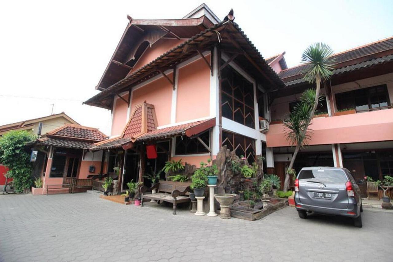 Hotel Reddoorz @ Mantrijeron 2 à Yogyakarta Extérieur photo